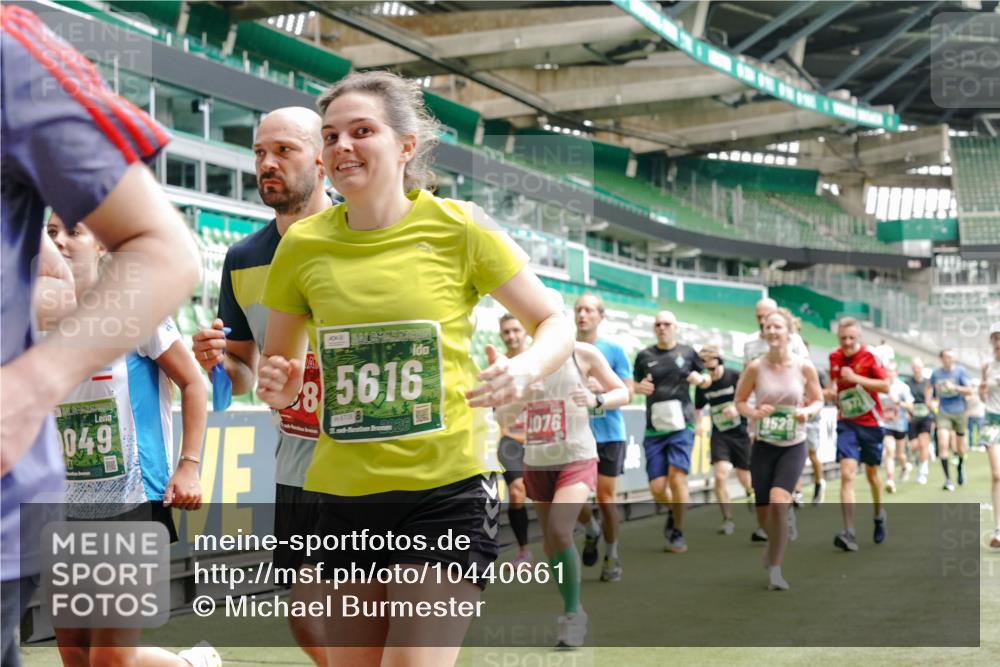13.09.2026 - 21. swb-Marathon Bremen Michael Burmester http://msf.ph/oto/10440661 13.09.2026 13:06:49 Laufen im Stadion 109, 132, 156, 217, 244, 287, 303, 310, 372, 394, 430, 454, 489, 578, 607, 613, 682, 716, 784, 831, 834, 846, 891, 900, 922, 1083, 1173, 1189, 1205, 1274, 1365, 1369, 1380, 1387, 1437, 1532, 1533, 1545, 1574, 1581, 1600, 1823, 1841, 1848, 1854, 1871, 1909, 1926, 1938, 2070, 2076, 2090, 2219, 2244, 2265, 2275, 2283, 2310, 2318, 2355, 2356, 2393, 2440, 2464, 2699, 2707, 2721, 2731, 2755, 2818, 2902, 2911, 2949, 2960, 3115, 3444, 3485 meine-sportfotos.de