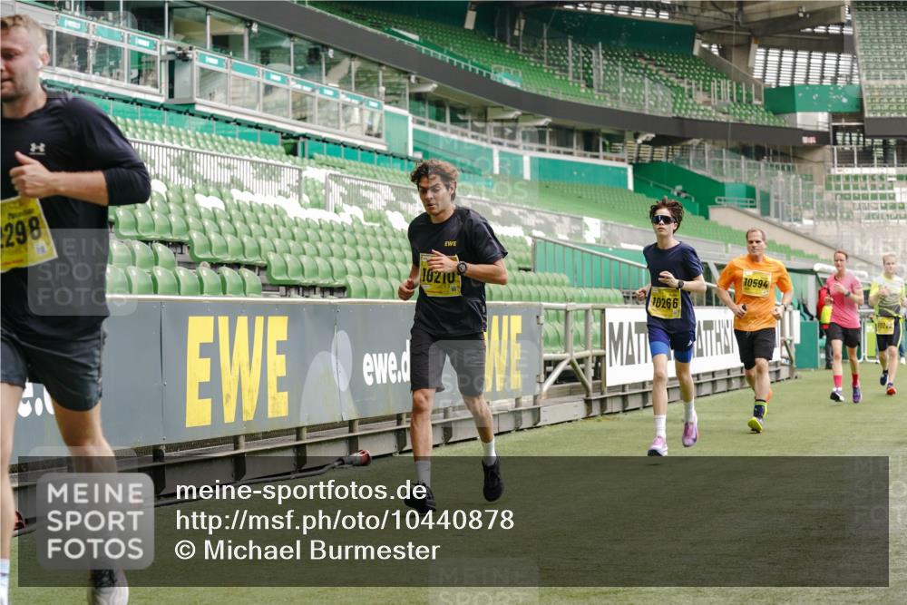 13.09.2026 - 21. swb-Marathon Bremen Michael Burmester http://msf.ph/oto/10440878 13.09.2026 10:27:47 Laufen im Stadion 10096, 10142, 10172, 10189, 10214, 10223, 10231, 10269, 10270, 10289, 10293, 10294, 10310, 10316, 10318, 10319, 10329, 10352, 10393, 10436, 10445, 10464, 10489, 10504, 10508, 10514, 10536, 10538, 10541, 10544, 10566, 10583, 10594, 10628, 10638, 10655, 10709, 10744, 10770, 10807, 10814, 10846, 10860, 10873, 10897, 10898, 10917, 10956, 10992, 10993, 11058, 11060, 11063, 11076, 11087, 11092, 11110, 11111, 11130, 11135, 11148, 11170, 11193, 11279 meine-sportfotos.de