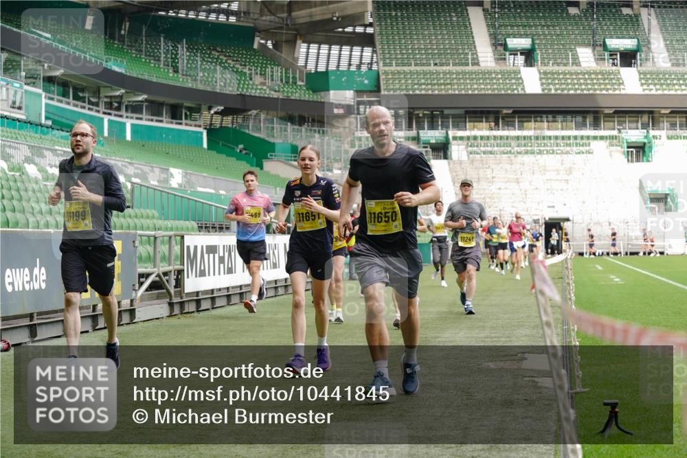 13.09.2026 - 21. swb-Marathon Bremen Michael Burmester http://msf.ph/oto/10441845 13.09.2026 10:28:08 Laufen im Stadion 10096, 10142, 10170, 10172, 10189, 10223, 10231, 10267, 10269, 10270, 10289, 10293, 10294, 10310, 10316, 10319, 10329, 10393, 10421, 10464, 10489, 10504, 10508, 10514, 10525, 10538, 10544, 10566, 10583, 10594, 10628, 10638, 10655, 10709, 10739, 10744, 10770, 10814, 10835, 10846, 10860, 10873, 10876, 10897, 10898, 10910, 10917, 10923, 10956, 10992, 10993, 11005, 11018, 11035, 11058, 11060, 11063, 11076, 11087, 11092, 11110, 11111, 11148, 11170, 11193 meine-sportfotos.de