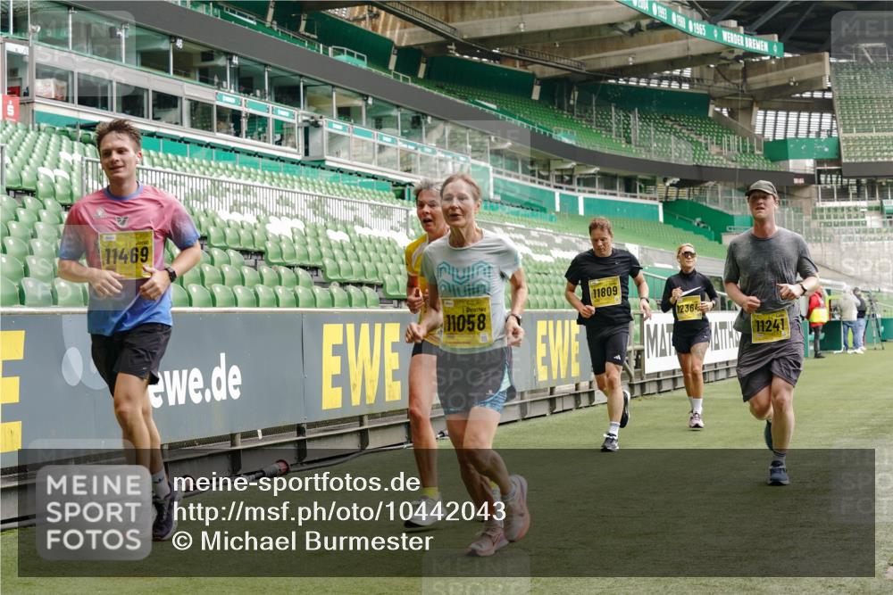 13.09.2026 - 21. swb-Marathon Bremen Michael Burmester http://msf.ph/oto/10442043 13.09.2026 10:28:12 Laufen im Stadion 10096, 10142, 10170, 10172, 10189, 10223, 10231, 10267, 10269, 10270, 10289, 10293, 10294, 10310, 10316, 10319, 10329, 10393, 10421, 10489, 10504, 10508, 10514, 10525, 10538, 10544, 10566, 10594, 10628, 10638, 10655, 10709, 10739, 10744, 10770, 10814, 10835, 10846, 10860, 10873, 10876, 10897, 10898, 10910, 10917, 10923, 10956, 10992, 10993, 11005, 11007, 11018, 11035, 11058, 11060, 11063, 11076, 11087, 11092, 11110, 11111, 11148, 11170, 11193 meine-sportfotos.de