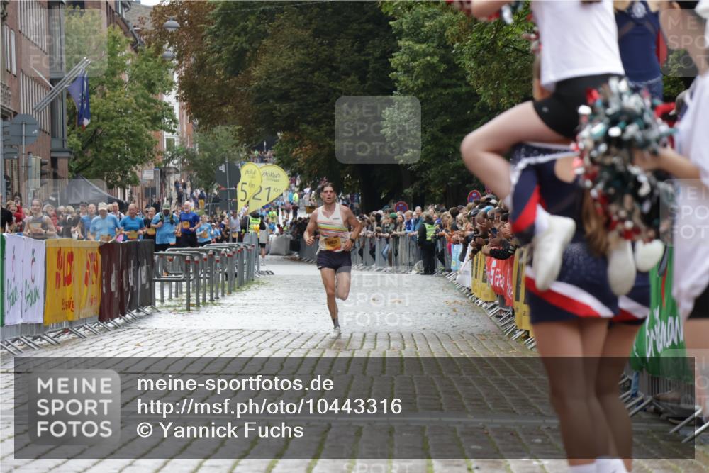 13.09.2026 - Kiel Lauf Yannick Fuchs http://msf.ph/oto/10443316 13.09.2026 12:01:15 Ziel 8803 meine-sportfotos.de