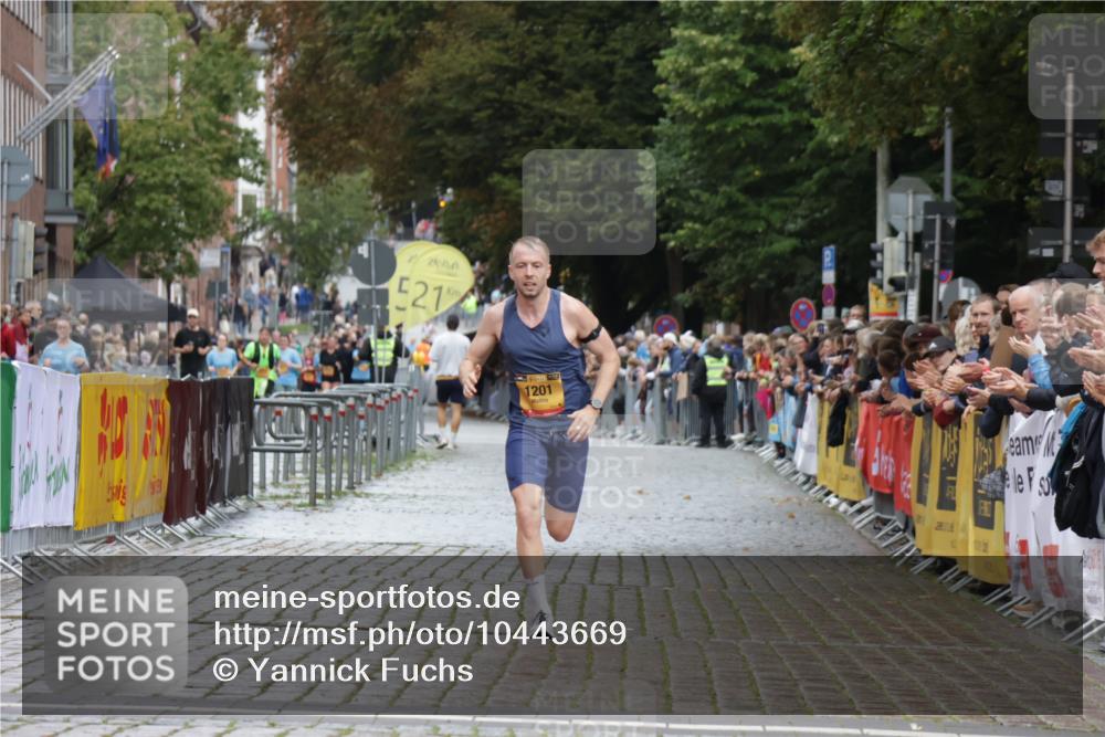 13.09.2026 - Kiel Lauf Yannick Fuchs http://msf.ph/oto/10443669 13.09.2026 12:09:50 Ziel 1201 meine-sportfotos.de