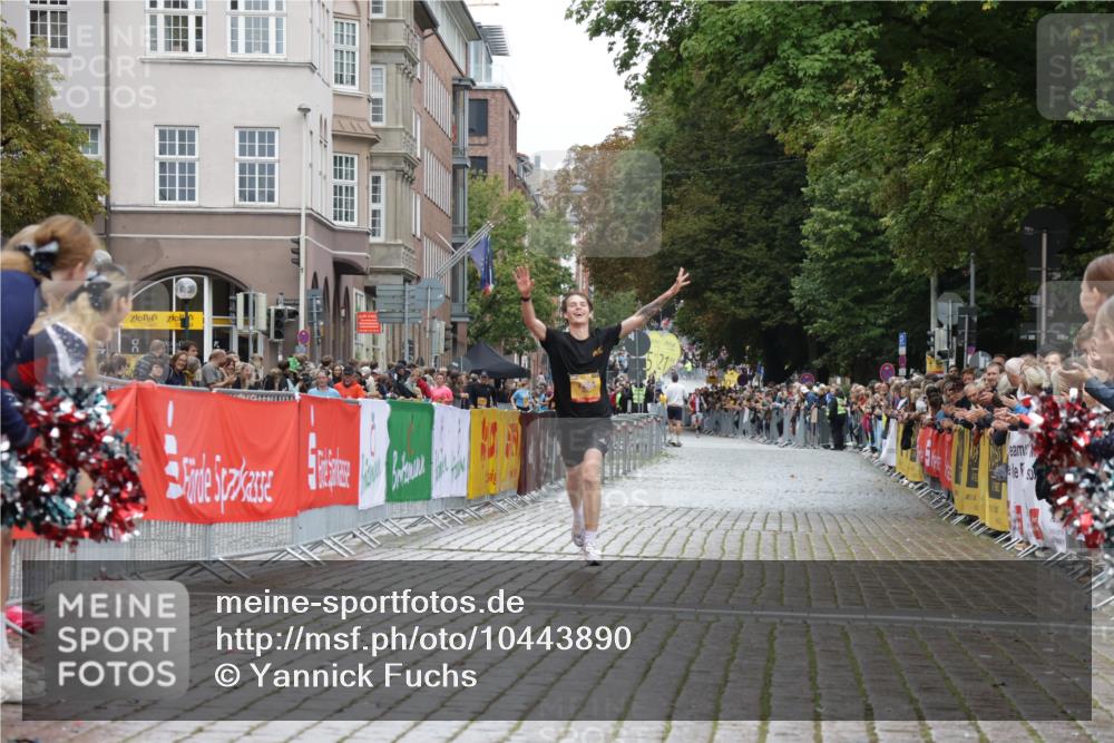 13.09.2026 - Kiel Lauf Yannick Fuchs http://msf.ph/oto/10443890 13.09.2026 12:10:48 Ziel 2457, 61, 2077, 2790, 7264, 1373, 1949, 2327, 4710, 11322, 12191, 61 meine-sportfotos.de