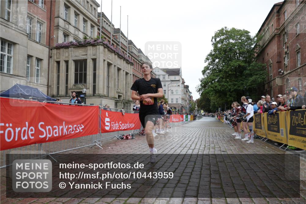 13.09.2026 - Kiel Lauf Yannick Fuchs http://msf.ph/oto/10443959 13.09.2026 12:10:53 Ziel 2457, 2077, 2790, 7264, 1373, 1949, 2327, 4710, 11322, 12191, 61, 2077, 2790 meine-sportfotos.de