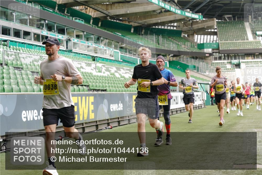 13.09.2026 - 21. swb-Marathon Bremen Michael Burmester http://msf.ph/oto/10444136 13.09.2026 10:28:50 Laufen im Stadion 10162, 10170, 10183, 10189, 10200, 10218, 10223, 10253, 10267, 10270, 10293, 10294, 10316, 10329, 10334, 10348, 10381, 10393, 10421, 10426, 10508, 10525, 10537, 10538, 10544, 10594, 10655, 10709, 10739, 10763, 10770, 10814, 10825, 10835, 10840, 10846, 10860, 10876, 10910, 10917, 10923, 10966, 10993, 11005, 11007, 11018, 11035, 11058, 11076, 11087, 11092, 11109, 11111, 11148, 11170 meine-sportfotos.de