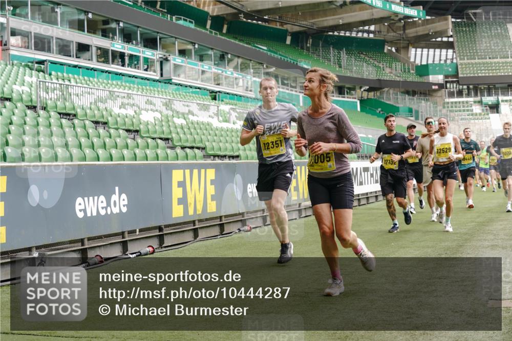 13.09.2026 - 21. swb-Marathon Bremen Michael Burmester http://msf.ph/oto/10444287 13.09.2026 10:28:52 Laufen im Stadion 10162, 10170, 10183, 10189, 10200, 10218, 10223, 10253, 10267, 10270, 10293, 10294, 10316, 10329, 10334, 10348, 10381, 10393, 10421, 10426, 10508, 10525, 10537, 10538, 10544, 10594, 10655, 10709, 10739, 10763, 10770, 10814, 10825, 10835, 10840, 10846, 10860, 10876, 10910, 10917, 10923, 10966, 10993, 11005, 11007, 11018, 11035, 11058, 11076, 11087, 11092, 11109, 11111, 11170 meine-sportfotos.de