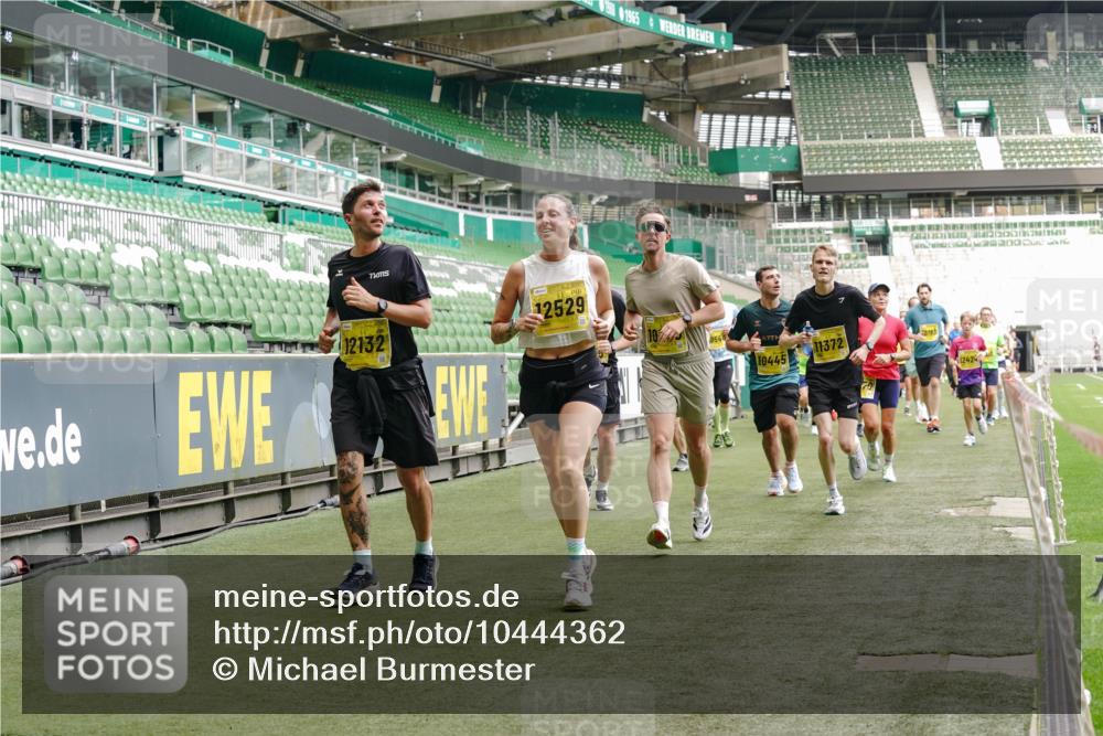 13.09.2026 - 21. swb-Marathon Bremen Michael Burmester http://msf.ph/oto/10444362 13.09.2026 10:28:54 Laufen im Stadion 10162, 10170, 10183, 10189, 10200, 10218, 10223, 10253, 10267, 10270, 10293, 10294, 10316, 10329, 10334, 10348, 10381, 10393, 10421, 10426, 10508, 10525, 10537, 10538, 10544, 10594, 10655, 10709, 10739, 10763, 10770, 10814, 10825, 10835, 10840, 10846, 10860, 10876, 10910, 10917, 10923, 10966, 10993, 11005, 11007, 11018, 11035, 11058, 11076, 11087, 11092, 11109, 11111, 11170 meine-sportfotos.de