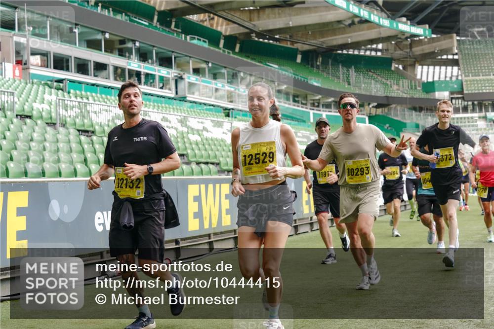13.09.2026 - 21. swb-Marathon Bremen Michael Burmester http://msf.ph/oto/10444415 13.09.2026 10:28:55 Laufen im Stadion 10162, 10170, 10183, 10189, 10200, 10218, 10223, 10253, 10267, 10270, 10293, 10294, 10316, 10329, 10334, 10348, 10381, 10393, 10421, 10426, 10508, 10525, 10537, 10538, 10544, 10594, 10655, 10709, 10739, 10763, 10770, 10814, 10825, 10835, 10840, 10846, 10860, 10876, 10910, 10917, 10923, 10966, 10993, 11005, 11007, 11018, 11035, 11058, 11076, 11087, 11092, 11109, 11111, 11170 meine-sportfotos.de