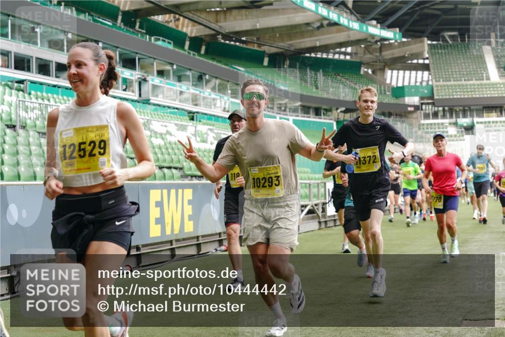 13.09.2026 - 21. swb-Marathon Bremen Michael Burmester http://msf.ph/oto/10444442 13.09.2026 10:28:56 Laufen im Stadion 10162, 10170, 10183, 10189, 10200, 10218, 10223, 10253, 10267, 10270, 10293, 10294, 10316, 10329, 10334, 10348, 10381, 10393, 10421, 10426, 10508, 10525, 10537, 10538, 10544, 10594, 10655, 10709, 10739, 10763, 10770, 10814, 10825, 10835, 10840, 10846, 10860, 10876, 10910, 10917, 10923, 10966, 10993, 11005, 11007, 11018, 11035, 11058, 11076, 11087, 11092, 11109, 11111, 11170 meine-sportfotos.de