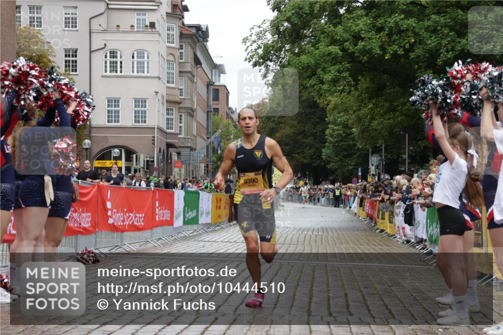 13.09.2026 - Kiel Lauf Yannick Fuchs http://msf.ph/oto/10444510 13.09.2026 12:13:08 Ziel 11809, 9390, 902, 3290, 10470 meine-sportfotos.de