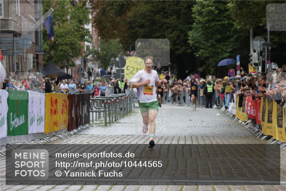 13.09.2026 - Kiel Lauf Yannick Fuchs http://msf.ph/oto/10444565 13.09.2026 12:13:22 Ziel 902, 3290, 10470, 11809, 10008, 10927, 9390 meine-sportfotos.de