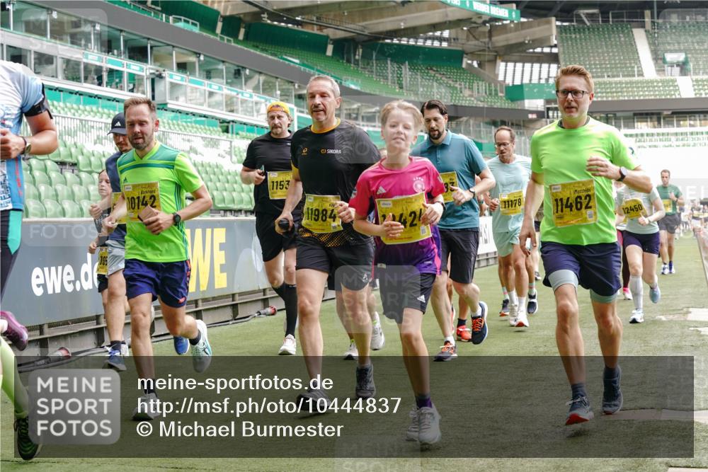 13.09.2026 - 21. swb-Marathon Bremen Michael Burmester http://msf.ph/oto/10444837 13.09.2026 10:29:01 Laufen im Stadion 10162, 10170, 10183, 10189, 10200, 10218, 10223, 10253, 10267, 10270, 10293, 10294, 10316, 10329, 10334, 10348, 10381, 10393, 10421, 10426, 10467, 10508, 10525, 10537, 10538, 10544, 10585, 10594, 10655, 10709, 10734, 10739, 10761, 10763, 10770, 10814, 10825, 10835, 10840, 10846, 10860, 10876, 10910, 10917, 10923, 10966, 10993, 11005, 11007, 11018, 11035, 11058, 11076, 11087, 11092, 11109, 11111, 11170 meine-sportfotos.de