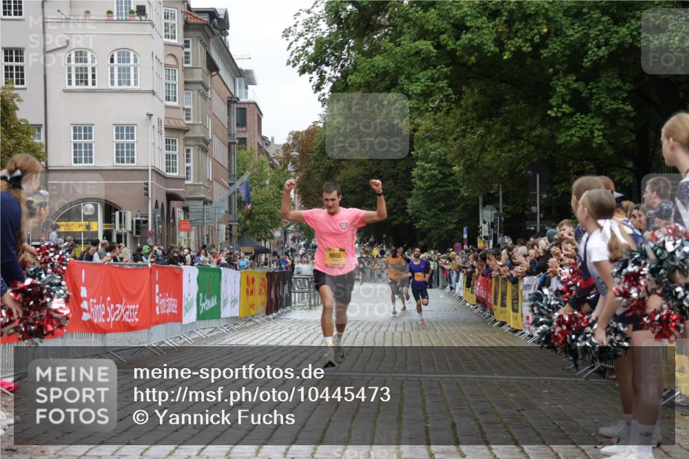 13.09.2026 - Kiel Lauf Yannick Fuchs http://msf.ph/oto/10445473 13.09.2026 12:15:28 Ziel 3398, 3970, 12196, 2550, 6871, 8093, 9575, 9855, 2562, 3194, 10494, 2550, 7208 meine-sportfotos.de