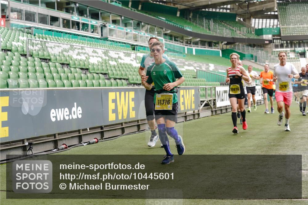 13.09.2026 - 21. swb-Marathon Bremen Michael Burmester http://msf.ph/oto/10445601 13.09.2026 10:29:15 Laufen im Stadion 10162, 10170, 10183, 10189, 10200, 10218, 10223, 10233, 10253, 10267, 10270, 10293, 10294, 10316, 10329, 10334, 10348, 10381, 10393, 10421, 10426, 10452, 10467, 10508, 10525, 10537, 10538, 10544, 10585, 10594, 10655, 10709, 10734, 10739, 10761, 10763, 10764, 10770, 10814, 10825, 10827, 10835, 10840, 10876, 10887, 10910, 10917, 10923, 10966, 10993, 11005, 11007, 11018, 11035, 11058, 11087, 11092, 11109, 11170 meine-sportfotos.de