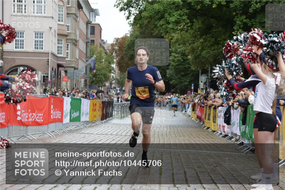13.09.2026 - Kiel Lauf Yannick Fuchs http://msf.ph/oto/10445706 13.09.2026 12:15:45 Ziel 2562, 3194, 10494, 3398, 3970, 6871, 8093, 9575, 12196, 11267, 12309, 12683, 8093, 9855 meine-sportfotos.de