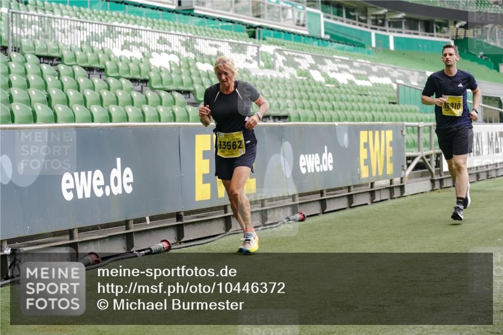13.09.2026 - 21. swb-Marathon Bremen Michael Burmester http://msf.ph/oto/10446372 13.09.2026 10:29:34 Laufen im Stadion 10162, 10170, 10183, 10193, 10200, 10218, 10233, 10253, 10267, 10270, 10294, 10316, 10334, 10348, 10381, 10392, 10421, 10426, 10452, 10467, 10515, 10525, 10537, 10538, 10544, 10585, 10641, 10652, 10655, 10709, 10734, 10739, 10761, 10763, 10764, 10770, 10780, 10808, 10814, 10825, 10827, 10835, 10837, 10840, 10876, 10887, 10906, 10910, 10923, 10966, 10984, 10993, 11002, 11005, 11007, 11018, 11035, 11058, 11087, 11092, 11109, 11170 meine-sportfotos.de