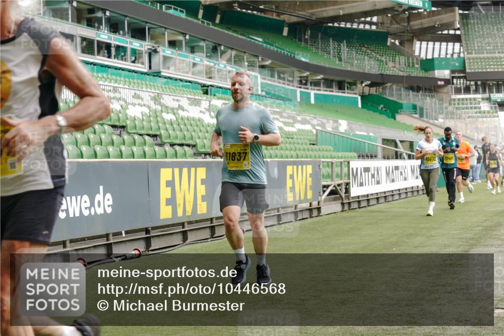 13.09.2026 - 21. swb-Marathon Bremen Michael Burmester http://msf.ph/oto/10446568 13.09.2026 10:29:38 Laufen im Stadion 10162, 10170, 10183, 10193, 10200, 10218, 10233, 10253, 10267, 10294, 10316, 10334, 10348, 10381, 10392, 10421, 10426, 10452, 10467, 10515, 10525, 10537, 10538, 10544, 10585, 10588, 10641, 10652, 10655, 10709, 10734, 10739, 10761, 10763, 10764, 10770, 10780, 10808, 10825, 10827, 10835, 10837, 10840, 10862, 10876, 10887, 10906, 10910, 10923, 10966, 10984, 10993, 11002, 11005, 11007, 11018, 11035, 11058, 11087, 11092, 11109, 11170 meine-sportfotos.de