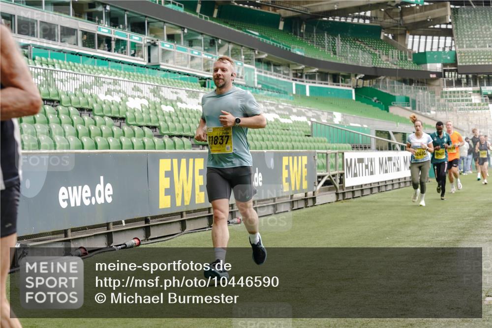13.09.2026 - 21. swb-Marathon Bremen Michael Burmester http://msf.ph/oto/10446590 13.09.2026 10:29:38 Laufen im Stadion 10162, 10170, 10183, 10193, 10200, 10218, 10233, 10253, 10267, 10294, 10316, 10334, 10348, 10381, 10392, 10421, 10426, 10452, 10467, 10515, 10525, 10537, 10538, 10544, 10585, 10588, 10641, 10652, 10655, 10709, 10734, 10739, 10761, 10763, 10764, 10770, 10780, 10808, 10825, 10827, 10835, 10837, 10840, 10862, 10876, 10887, 10906, 10910, 10923, 10966, 10984, 10993, 11002, 11005, 11007, 11018, 11035, 11058, 11087, 11092, 11109, 11170 meine-sportfotos.de