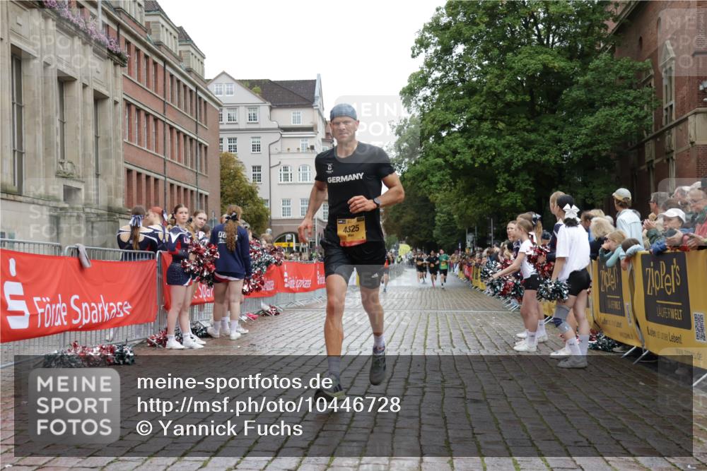 13.09.2026 - Kiel Lauf Yannick Fuchs http://msf.ph/oto/10446728 13.09.2026 12:17:51 Ziel 639, 6359, 6932, 9247, 9345, 12351, 1166, 3366, 3643, 4325, 5522, 7186, 10684, 11287, 12084, 12449, 12521, 1043, 3774, 4114, 7946, 8927, 11287, 12448 meine-sportfotos.de