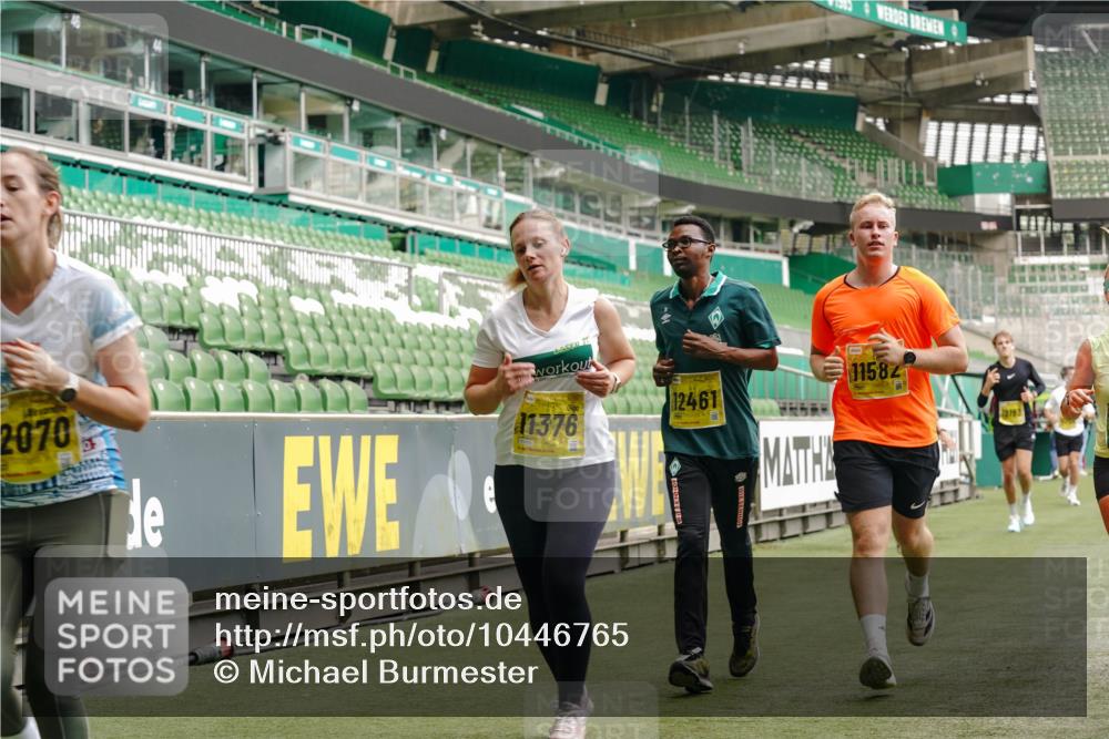 13.09.2026 - 21. swb-Marathon Bremen Michael Burmester http://msf.ph/oto/10446765 13.09.2026 10:29:43 Laufen im Stadion 10162, 10170, 10183, 10193, 10200, 10218, 10233, 10253, 10267, 10294, 10316, 10334, 10348, 10381, 10392, 10421, 10426, 10452, 10467, 10515, 10525, 10537, 10538, 10544, 10585, 10588, 10641, 10652, 10655, 10709, 10734, 10739, 10761, 10763, 10764, 10780, 10808, 10825, 10827, 10835, 10837, 10840, 10862, 10863, 10876, 10884, 10887, 10906, 10910, 10923, 10966, 10984, 10993, 11002, 11005, 11007, 11018, 11035, 11058, 11087, 11109, 11170 meine-sportfotos.de
