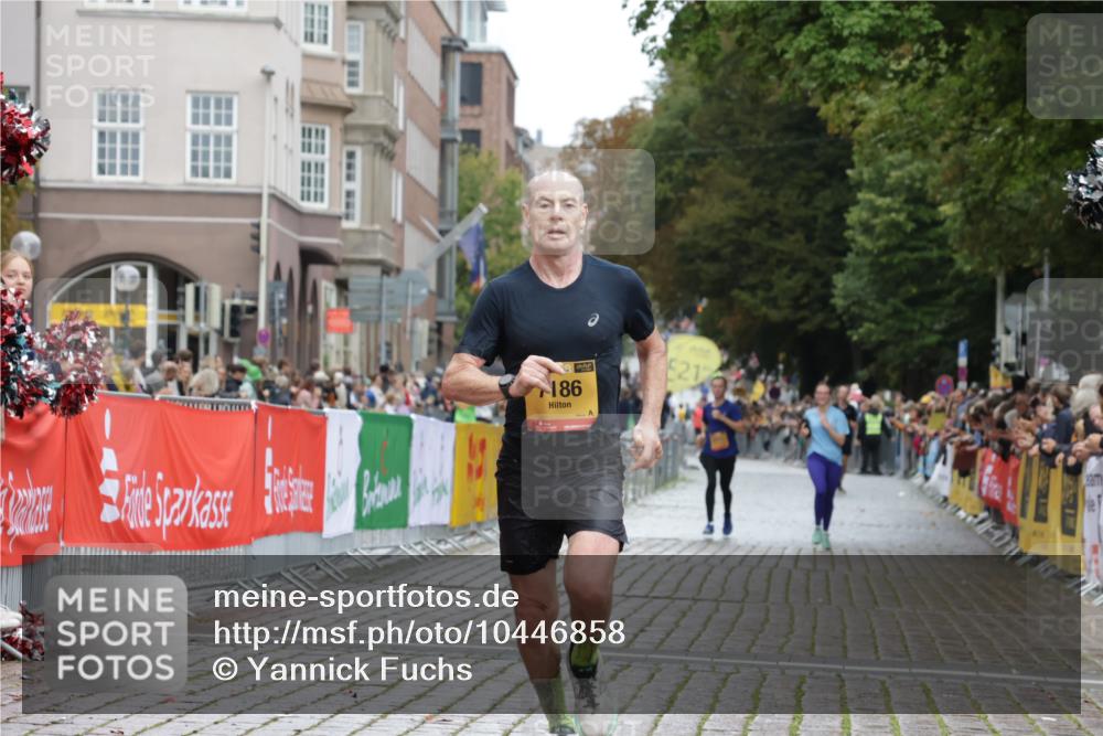 13.09.2026 - Kiel Lauf Yannick Fuchs http://msf.ph/oto/10446858 13.09.2026 12:18:03 Ziel 3774, 7946, 8927, 639, 3366, 6359, 6932, 7186, 9247, 9345, 12084, 12351, 12449, 12521, 447, 949, 1043, 3967, 4114, 1166, 3643, 4325, 5522, 10684 meine-sportfotos.de