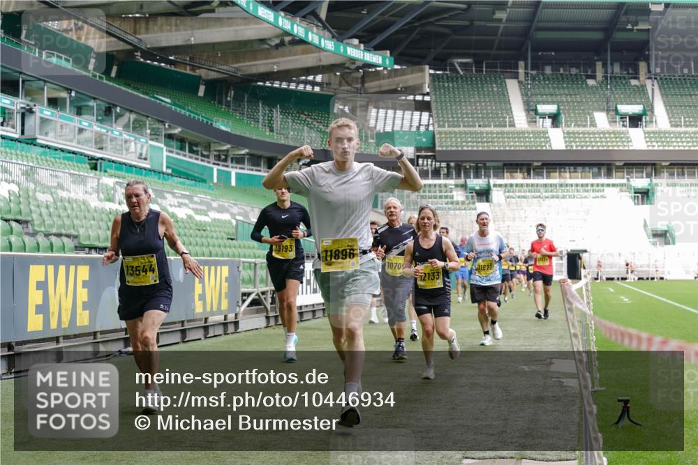 13.09.2026 - 21. swb-Marathon Bremen Michael Burmester http://msf.ph/oto/10446934 13.09.2026 10:29:47 Laufen im Stadion 10162, 10170, 10183, 10193, 10200, 10218, 10233, 10253, 10267, 10294, 10304, 10316, 10334, 10339, 10348, 10359, 10381, 10392, 10421, 10426, 10452, 10467, 10515, 10525, 10537, 10538, 10544, 10585, 10588, 10641, 10652, 10655, 10709, 10734, 10739, 10761, 10763, 10764, 10780, 10808, 10825, 10827, 10835, 10837, 10840, 10862, 10863, 10876, 10884, 10887, 10906, 10910, 10923, 10966, 10984, 10993, 11002, 11005, 11007, 11018, 11035, 11038, 11058, 11087, 11109, 11170 meine-sportfotos.de