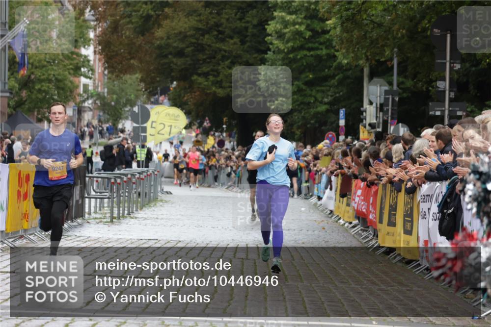 13.09.2026 - Kiel Lauf Yannick Fuchs http://msf.ph/oto/10446946 13.09.2026 12:18:08 Ziel 1043, 3774, 4114, 7946, 8927, 639, 3366, 6359, 6932, 7186, 9247, 9345, 12084, 12351, 12449, 12521, 447, 949, 3967, 6333, 3366, 4325, 12084, 12449, 12521 meine-sportfotos.de