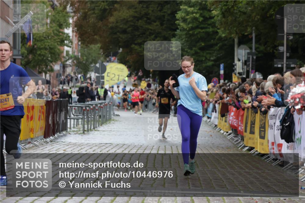 13.09.2026 - Kiel Lauf Yannick Fuchs http://msf.ph/oto/10446976 13.09.2026 12:18:10 Ziel 1043, 3774, 4114, 7946, 8927, 639, 3366, 6359, 6932, 7186, 8927, 9247, 9345, 12351, 12449, 12521, 447, 949, 3967, 6333, 3366, 12084, 12449, 12521 meine-sportfotos.de
