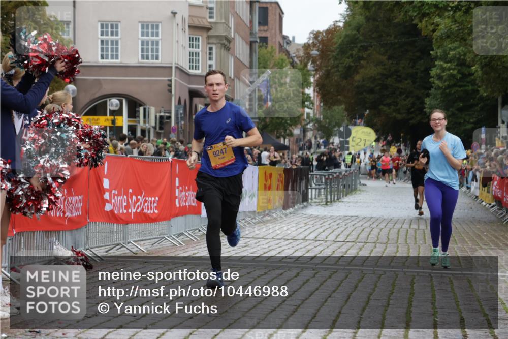 13.09.2026 - Kiel Lauf Yannick Fuchs http://msf.ph/oto/10446988 13.09.2026 12:18:11 Ziel 1043, 3774, 4114, 7946, 639, 3366, 6359, 6932, 7186, 8927, 9247, 9345, 12351, 12449, 12521, 447, 949, 3967, 6333, 3366, 12084, 12449, 12521 meine-sportfotos.de
