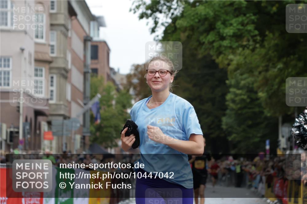 13.09.2026 - Kiel Lauf Yannick Fuchs http://msf.ph/oto/10447042 13.09.2026 12:18:16 Ziel 447, 949, 1043, 3774, 3967, 4114, 7946, 639, 6359, 6932, 8927, 9247, 9345, 12351, 1970, 6333, 8402, 3366, 7186, 12084, 12449, 12521 meine-sportfotos.de