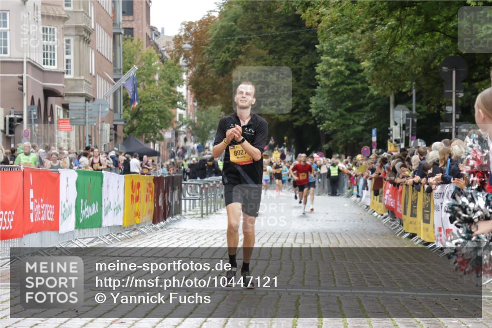 13.09.2026 - Kiel Lauf Yannick Fuchs http://msf.ph/oto/10447121 13.09.2026 12:18:20 Ziel 447, 949, 1043, 3967, 4114, 639, 3774, 4114, 6359, 6932, 7946, 8927, 9247, 9345, 12351, 1970, 6333, 8402, 639, 6359, 6932, 7186, 9345, 12351 meine-sportfotos.de