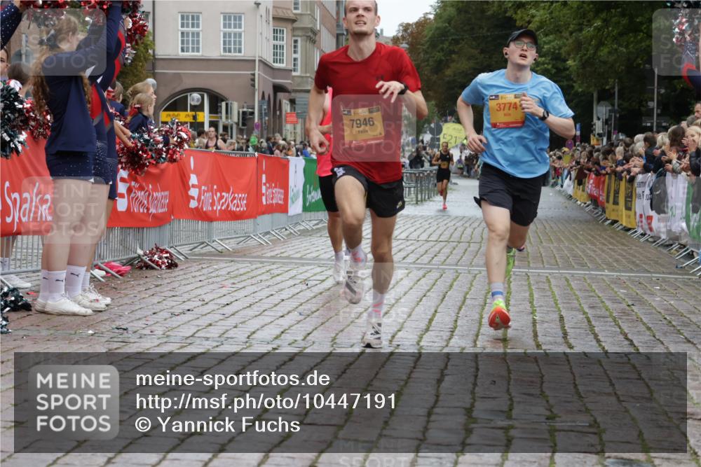 13.09.2026 - Kiel Lauf Yannick Fuchs http://msf.ph/oto/10447191 13.09.2026 12:18:32 Ziel 1970, 6333, 8402, 447, 949, 1043, 3774, 3967, 4114, 7946, 8927, 1510, 1661, 11272, 12648, 12707, 8927 meine-sportfotos.de