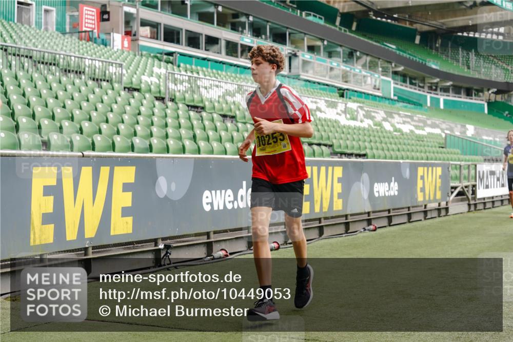 13.09.2026 - 21. swb-Marathon Bremen Michael Burmester http://msf.ph/oto/10449053 13.09.2026 10:30:34 Laufen im Stadion 10141, 10162, 10174, 10183, 10193, 10218, 10227, 10233, 10253, 10281, 10284, 10304, 10334, 10339, 10359, 10381, 10392, 10426, 10448, 10452, 10467, 10479, 10515, 10537, 10577, 10585, 10588, 10641, 10652, 10684, 10685, 10714, 10734, 10757, 10761, 10763, 10764, 10765, 10780, 10808, 10821, 10822, 10825, 10827, 10837, 10838, 10862, 10863, 10884, 10886, 10887, 10906, 10966, 10984, 11002, 11038, 11109, 11350, 11379 meine-sportfotos.de