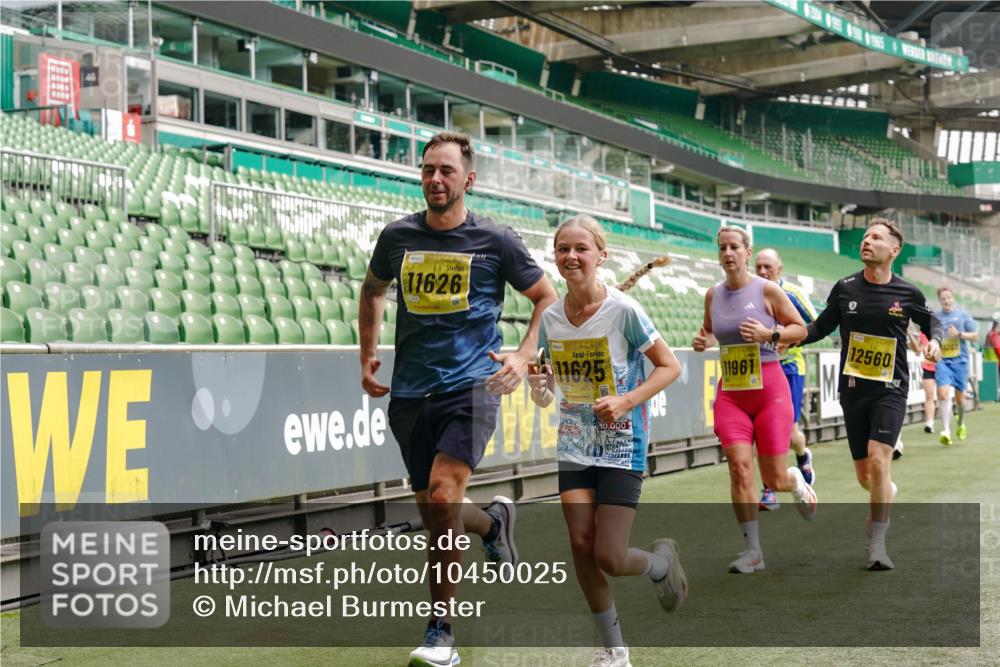 13.09.2026 - 21. swb-Marathon Bremen Michael Burmester http://msf.ph/oto/10450025 13.09.2026 10:30:52 Laufen im Stadion 10141, 10146, 10162, 10174, 10193, 10218, 10222, 10227, 10233, 10253, 10281, 10284, 10304, 10334, 10339, 10359, 10392, 10448, 10452, 10467, 10471, 10478, 10479, 10515, 10529, 10555, 10577, 10579, 10585, 10588, 10589, 10610, 10626, 10641, 10652, 10684, 10685, 10708, 10714, 10734, 10757, 10761, 10764, 10765, 10780, 10808, 10821, 10822, 10825, 10827, 10837, 10838, 10862, 10863, 10884, 10886, 10887, 10906, 10984, 11002, 11038, 11350, 11379 meine-sportfotos.de