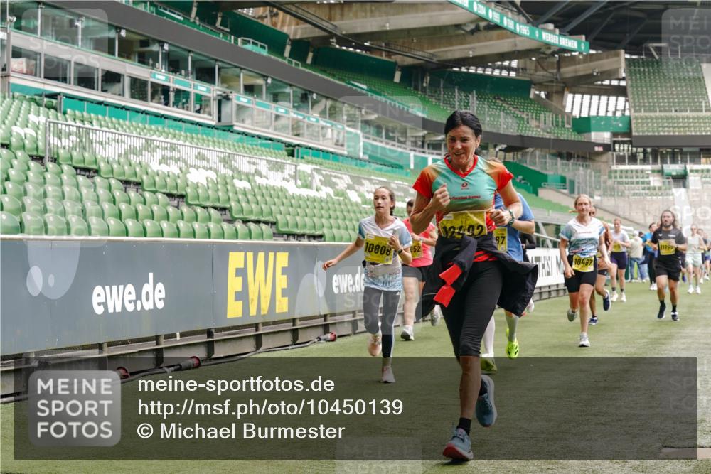 13.09.2026 - 21. swb-Marathon Bremen Michael Burmester http://msf.ph/oto/10450139 13.09.2026 10:30:55 Laufen im Stadion 10141, 10146, 10162, 10174, 10193, 10218, 10222, 10227, 10233, 10253, 10281, 10284, 10304, 10334, 10339, 10359, 10392, 10448, 10452, 10467, 10471, 10478, 10479, 10515, 10529, 10555, 10577, 10579, 10585, 10588, 10589, 10610, 10626, 10641, 10652, 10684, 10685, 10704, 10708, 10714, 10734, 10757, 10761, 10764, 10765, 10780, 10808, 10821, 10822, 10825, 10827, 10837, 10838, 10862, 10863, 10884, 10886, 10887, 10906, 10984, 11002, 11038, 11350, 11379 meine-sportfotos.de