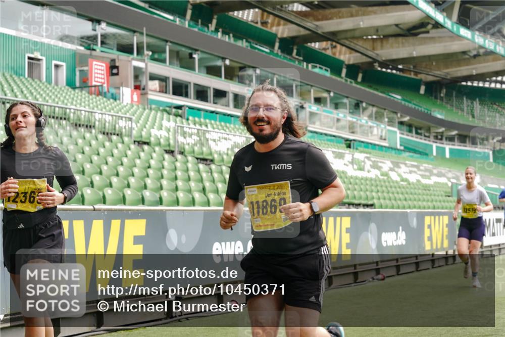 13.09.2026 - 21. swb-Marathon Bremen Michael Burmester http://msf.ph/oto/10450371 13.09.2026 10:31:01 Laufen im Stadion 10141, 10146, 10174, 10193, 10218, 10222, 10227, 10233, 10281, 10284, 10304, 10339, 10359, 10392, 10448, 10452, 10467, 10471, 10478, 10479, 10515, 10529, 10543, 10555, 10577, 10579, 10585, 10588, 10589, 10608, 10610, 10626, 10631, 10641, 10652, 10684, 10685, 10704, 10708, 10714, 10725, 10734, 10757, 10761, 10764, 10765, 10780, 10808, 10821, 10822, 10827, 10837, 10838, 10862, 10863, 10884, 10886, 10887, 10906, 10984, 11002, 11038, 11350, 11379 meine-sportfotos.de