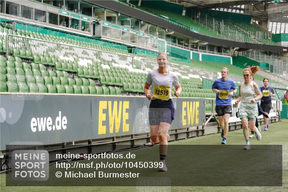 13.09.2026 - 21. swb-Marathon Bremen Michael Burmester http://msf.ph/oto/10450399 13.09.2026 10:31:03 Laufen im Stadion 10141, 10146, 10174, 10193, 10222, 10227, 10233, 10281, 10284, 10304, 10339, 10359, 10392, 10448, 10452, 10467, 10471, 10478, 10479, 10515, 10529, 10543, 10555, 10577, 10579, 10585, 10588, 10589, 10608, 10610, 10626, 10631, 10641, 10652, 10684, 10685, 10704, 10708, 10714, 10725, 10734, 10757, 10761, 10764, 10765, 10780, 10808, 10821, 10822, 10827, 10837, 10838, 10862, 10863, 10884, 10886, 10887, 10906, 10984, 11002, 11038, 11350, 11379 meine-sportfotos.de