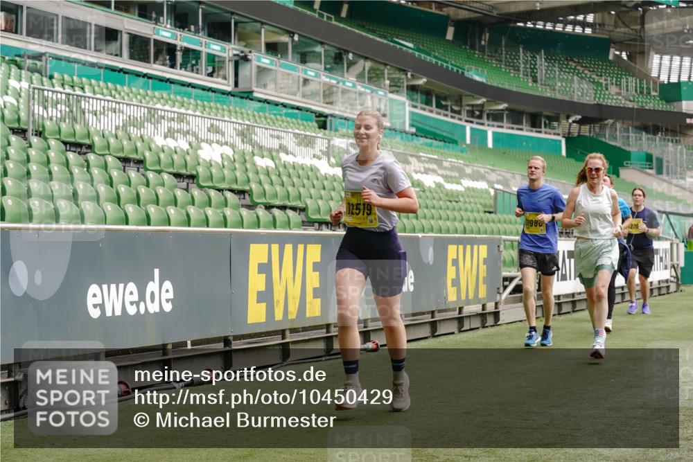 13.09.2026 - 21. swb-Marathon Bremen Michael Burmester http://msf.ph/oto/10450429 13.09.2026 10:31:03 Laufen im Stadion 10141, 10146, 10174, 10193, 10222, 10227, 10233, 10281, 10284, 10304, 10339, 10359, 10392, 10448, 10452, 10467, 10471, 10478, 10479, 10515, 10529, 10543, 10555, 10577, 10579, 10585, 10588, 10589, 10608, 10610, 10626, 10631, 10641, 10652, 10684, 10685, 10704, 10708, 10714, 10725, 10734, 10757, 10761, 10764, 10765, 10780, 10808, 10821, 10822, 10827, 10837, 10838, 10862, 10863, 10884, 10886, 10887, 10906, 10984, 11002, 11038, 11350, 11379 meine-sportfotos.de