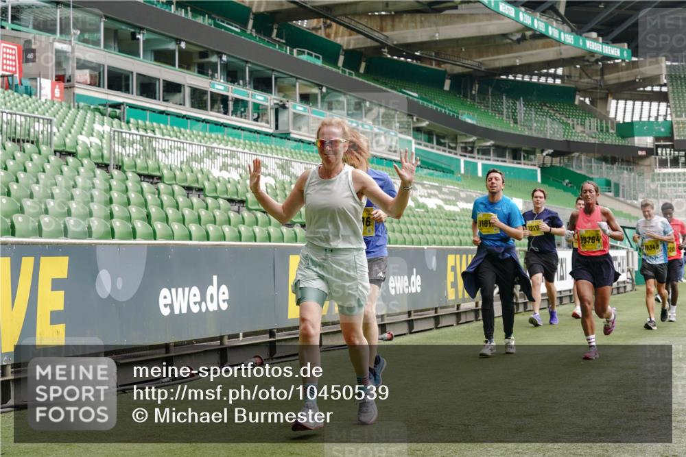 13.09.2026 - 21. swb-Marathon Bremen Michael Burmester http://msf.ph/oto/10450539 13.09.2026 10:31:06 Laufen im Stadion 10141, 10146, 10174, 10193, 10222, 10227, 10233, 10255, 10281, 10284, 10304, 10339, 10359, 10392, 10448, 10452, 10467, 10471, 10478, 10479, 10515, 10529, 10543, 10555, 10577, 10579, 10585, 10588, 10589, 10608, 10610, 10626, 10631, 10641, 10652, 10684, 10685, 10704, 10708, 10714, 10725, 10734, 10757, 10761, 10764, 10765, 10780, 10808, 10821, 10822, 10827, 10837, 10838, 10862, 10863, 10884, 10886, 10887, 10906, 10984, 11002, 11038, 11350, 11379 meine-sportfotos.de