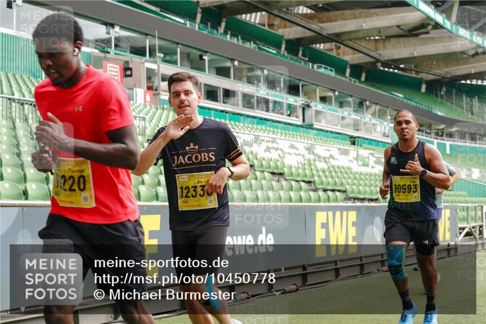 13.09.2026 - 21. swb-Marathon Bremen Michael Burmester http://msf.ph/oto/10450778 13.09.2026 10:31:12 Laufen im Stadion 10141, 10146, 10174, 10193, 10222, 10227, 10233, 10255, 10281, 10284, 10304, 10339, 10359, 10392, 10448, 10452, 10471, 10478, 10479, 10503, 10515, 10529, 10543, 10555, 10577, 10579, 10588, 10589, 10608, 10610, 10626, 10631, 10641, 10652, 10684, 10685, 10704, 10708, 10714, 10725, 10734, 10757, 10761, 10764, 10765, 10780, 10808, 10821, 10822, 10827, 10837, 10838, 10862, 10863, 10884, 10886, 10887, 10906, 10984, 11002, 11038, 11350, 11379 meine-sportfotos.de