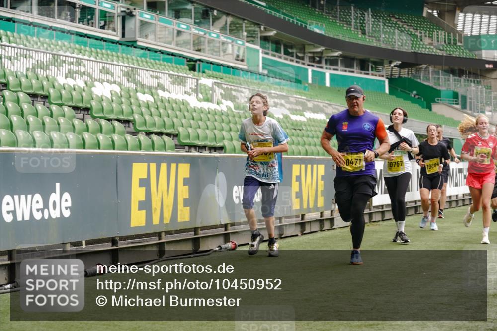 13.09.2026 - 21. swb-Marathon Bremen Michael Burmester http://msf.ph/oto/10450952 13.09.2026 10:31:16 Laufen im Stadion 10141, 10146, 10174, 10193, 10222, 10227, 10233, 10255, 10281, 10284, 10304, 10339, 10359, 10392, 10443, 10448, 10452, 10471, 10478, 10479, 10503, 10515, 10529, 10540, 10543, 10555, 10577, 10579, 10588, 10589, 10608, 10610, 10626, 10631, 10641, 10652, 10684, 10685, 10703, 10704, 10708, 10714, 10725, 10757, 10764, 10765, 10780, 10808, 10821, 10822, 10837, 10838, 10862, 10863, 10884, 10886, 10887, 10906, 10984, 11002, 11038, 11350, 11379 meine-sportfotos.de