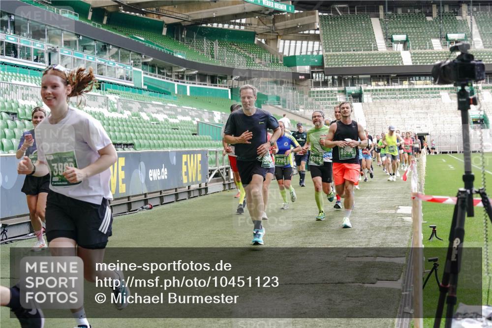 13.09.2026 - 21. swb-Marathon Bremen Michael Burmester http://msf.ph/oto/10451123 13.09.2026 13:09:36 Laufen im Stadion 164, 383, 391, 448, 532, 549, 563, 625, 813, 869, 884, 898, 1025, 1072, 1124, 1150, 1180, 1289, 1398, 1559, 1688, 1855, 1867, 1880, 1899, 2041, 2202, 2208, 2229, 2232, 2243, 2268, 2380, 2413, 2429, 2441, 2467, 2471, 2525, 2530, 2553, 2573, 2594, 2635, 2692, 2714, 2717, 2727, 2785, 2823, 2841, 2897, 2920, 2930, 2931, 2941, 3032, 3063, 3086, 3089, 3122, 3291, 3316, 3327, 3333, 3398, 3437, 3707, 3769, 109 meine-sportfotos.de