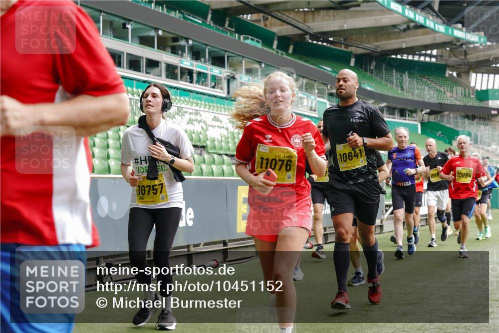 13.09.2026 - 21. swb-Marathon Bremen Michael Burmester http://msf.ph/oto/10451152 13.09.2026 10:31:21 Laufen im Stadion 10141, 10146, 10174, 10193, 10222, 10227, 10233, 10255, 10281, 10284, 10304, 10339, 10359, 10392, 10443, 10448, 10452, 10471, 10478, 10479, 10503, 10515, 10529, 10540, 10543, 10555, 10577, 10579, 10588, 10589, 10608, 10610, 10626, 10631, 10641, 10646, 10652, 10684, 10685, 10703, 10704, 10708, 10714, 10725, 10757, 10765, 10780, 10808, 10821, 10822, 10837, 10838, 10862, 10863, 10884, 10886, 10887, 10906, 10984, 11002, 11038, 11350, 11379 meine-sportfotos.de