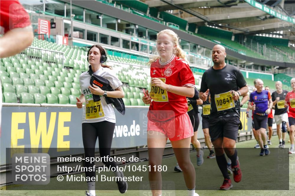 13.09.2026 - 21. swb-Marathon Bremen Michael Burmester http://msf.ph/oto/10451180 13.09.2026 10:31:21 Laufen im Stadion 10141, 10146, 10174, 10193, 10222, 10227, 10233, 10255, 10281, 10284, 10304, 10339, 10359, 10392, 10443, 10448, 10452, 10471, 10478, 10479, 10503, 10515, 10529, 10540, 10543, 10555, 10577, 10579, 10588, 10589, 10608, 10610, 10626, 10631, 10641, 10646, 10652, 10684, 10685, 10703, 10704, 10708, 10714, 10725, 10757, 10765, 10780, 10808, 10821, 10822, 10837, 10838, 10862, 10863, 10884, 10886, 10887, 10906, 10984, 11002, 11038, 11350, 11379 meine-sportfotos.de