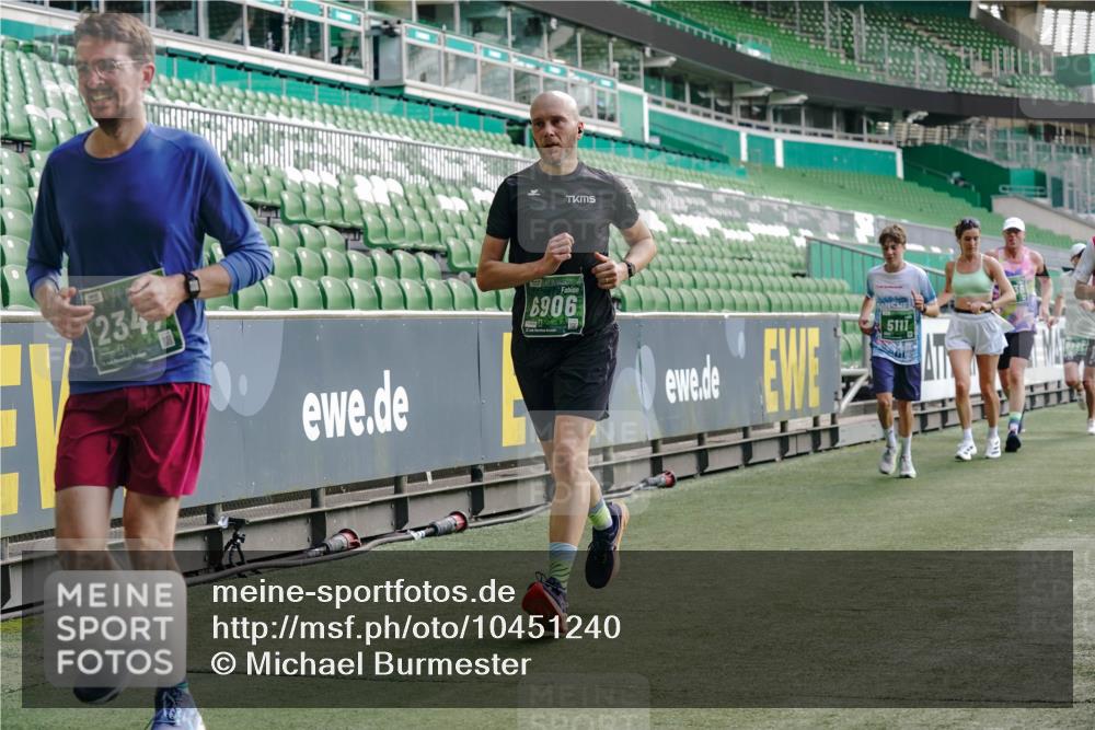 13.09.2026 - 21. swb-Marathon Bremen Michael Burmester http://msf.ph/oto/10451240 13.09.2026 12:49:37 Laufen im Stadion 382, 469, 524, 572, 663, 670, 779, 826, 899, 1349, 1513, 1517, 1605, 1723, 1748, 1872, 1925, 2052, 2130, 2287, 2288, 2291, 2347, 2360, 2605, 2750, 2844, 2909, 3043, 3110, 3127, 3197, 3276, 3330, 3625, 3647, 3973, 4033, 4082, 4247, 4384, 4732, 4743, 4852, 4898, 4990, 5111, 5314, 5377, 5383, 5424, 5517, 5570, 5585, 5594, 5636, 5648, 6267, 6652, 6692, 6842, 6906, 6951, 7064, 7109, 7115, 7121, 7636, 7876, 8877, 8973, 8981, 9035, 9429 meine-sportfotos.de