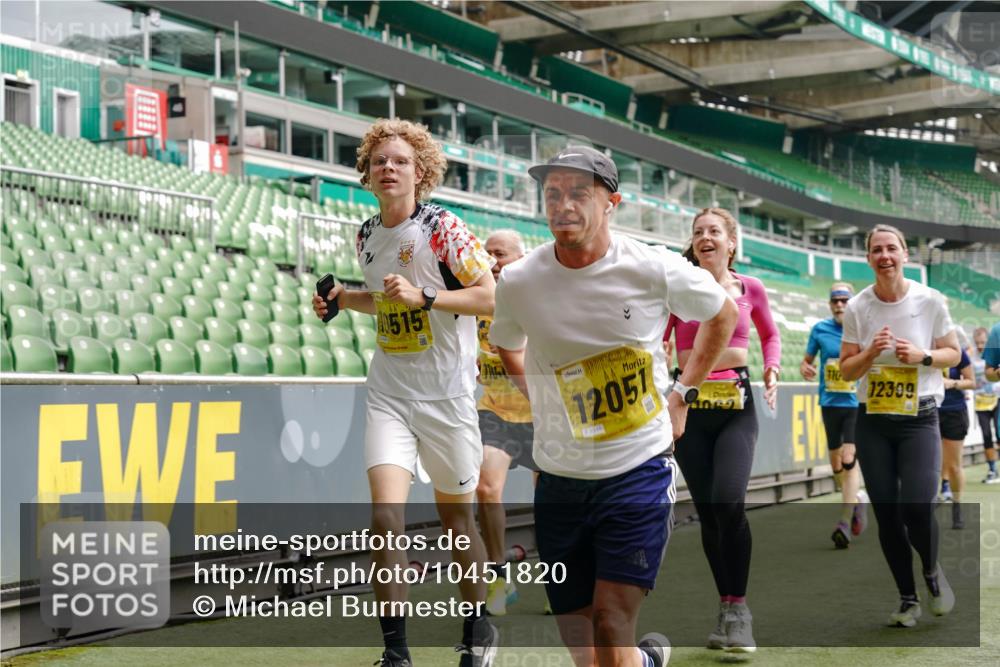 13.09.2026 - 21. swb-Marathon Bremen Michael Burmester http://msf.ph/oto/10451820 13.09.2026 10:31:32 Laufen im Stadion 10141, 10146, 10174, 10222, 10227, 10246, 10255, 10281, 10284, 10304, 10339, 10359, 10410, 10443, 10448, 10471, 10478, 10479, 10503, 10515, 10517, 10518, 10529, 10540, 10543, 10555, 10577, 10579, 10588, 10589, 10608, 10610, 10626, 10631, 10641, 10646, 10652, 10684, 10685, 10690, 10703, 10704, 10708, 10714, 10725, 10757, 10765, 10780, 10808, 10821, 10822, 10837, 10838, 10862, 10863, 10884, 10886, 10984, 11002, 11038, 11350, 11379 meine-sportfotos.de