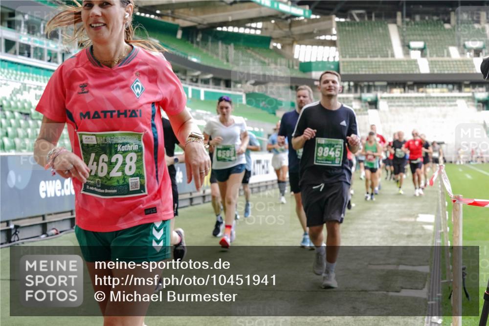 13.09.2026 - 21. swb-Marathon Bremen Michael Burmester http://msf.ph/oto/10451941 13.09.2026 13:09:52 Laufen im Stadion 164, 383, 391, 448, 532, 549, 563, 625, 813, 869, 898, 1025, 1072, 1124, 1150, 1180, 1398, 1559, 1738, 1855, 1867, 1880, 1894, 1967, 2202, 2208, 2232, 2243, 2268, 2284, 2339, 2342, 2380, 2413, 2429, 2441, 2467, 2471, 2525, 2530, 2553, 2573, 2594, 2654, 2682, 2692, 2714, 2717, 2785, 2819, 2823, 2841, 2897, 2920, 2930, 2931, 2932, 2941, 3032, 3063, 3086, 3089, 3122, 3208, 3291, 3316, 3327, 3333, 3370, 3398, 3410, 3437, 3707, 3769, 109 meine-sportfotos.de