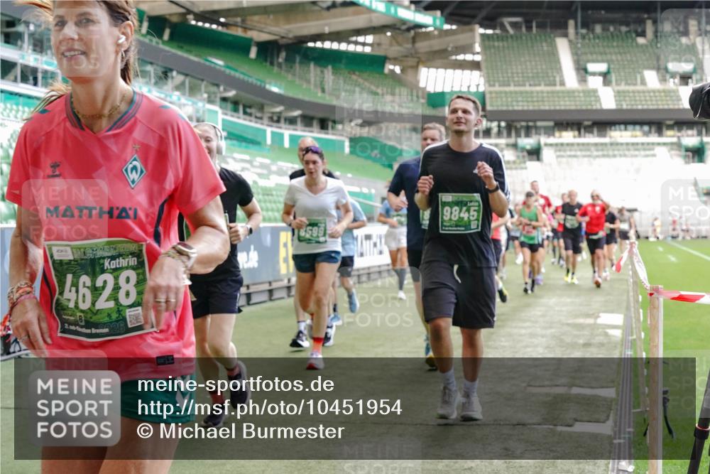 13.09.2026 - 21. swb-Marathon Bremen Michael Burmester http://msf.ph/oto/10451954 13.09.2026 13:09:52 Laufen im Stadion 164, 383, 391, 448, 532, 549, 563, 625, 813, 869, 898, 1025, 1072, 1124, 1150, 1180, 1398, 1559, 1738, 1855, 1867, 1880, 1894, 1967, 2202, 2208, 2232, 2243, 2268, 2284, 2339, 2342, 2380, 2413, 2429, 2441, 2467, 2471, 2525, 2530, 2553, 2573, 2594, 2654, 2682, 2692, 2714, 2717, 2785, 2819, 2823, 2841, 2897, 2920, 2930, 2931, 2932, 2941, 3032, 3063, 3086, 3089, 3122, 3208, 3291, 3316, 3327, 3333, 3370, 3398, 3410, 3437, 3707, 3769, 109 meine-sportfotos.de