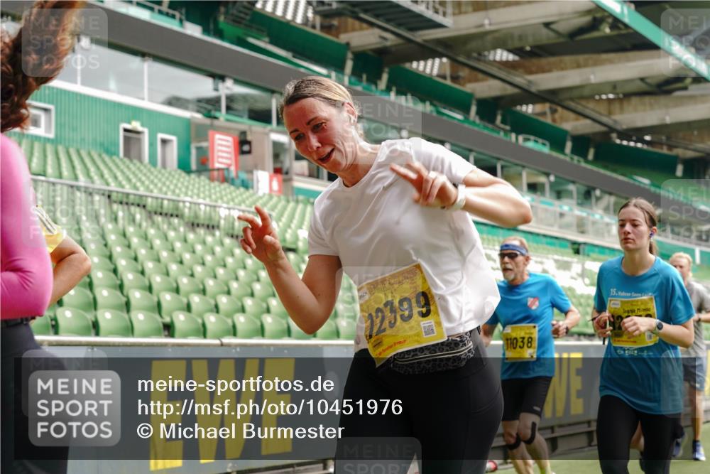 13.09.2026 - 21. swb-Marathon Bremen Michael Burmester http://msf.ph/oto/10451976 13.09.2026 10:31:34 Laufen im Stadion 10141, 10146, 10174, 10222, 10227, 10246, 10255, 10281, 10284, 10304, 10339, 10359, 10410, 10443, 10448, 10471, 10478, 10479, 10503, 10515, 10517, 10518, 10529, 10540, 10543, 10555, 10577, 10579, 10588, 10589, 10608, 10610, 10626, 10631, 10641, 10646, 10684, 10685, 10690, 10703, 10704, 10707, 10708, 10714, 10725, 10757, 10765, 10780, 10821, 10822, 10837, 10838, 10862, 10863, 10884, 10886, 10984, 11002, 11038, 11350, 11379 meine-sportfotos.de