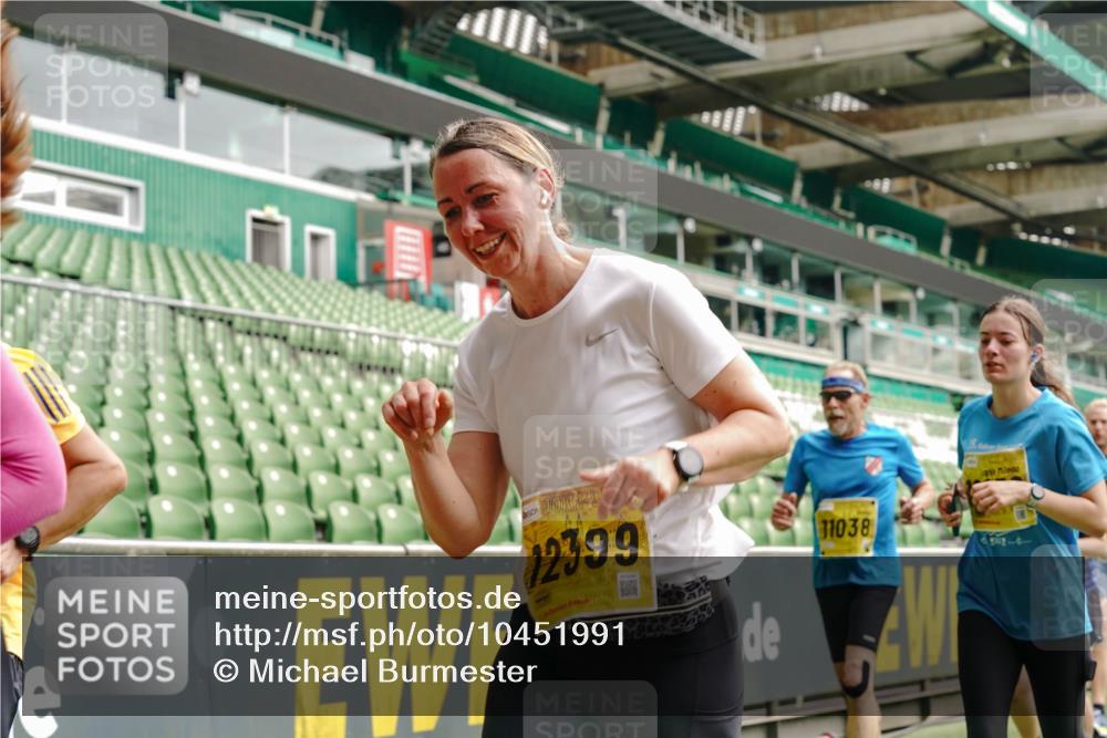 13.09.2026 - 21. swb-Marathon Bremen Michael Burmester http://msf.ph/oto/10451991 13.09.2026 10:31:34 Laufen im Stadion 10141, 10146, 10174, 10222, 10227, 10246, 10255, 10281, 10284, 10304, 10339, 10359, 10410, 10443, 10448, 10471, 10478, 10479, 10503, 10515, 10517, 10518, 10529, 10540, 10543, 10555, 10577, 10579, 10588, 10589, 10608, 10610, 10626, 10631, 10641, 10646, 10684, 10685, 10690, 10703, 10704, 10707, 10708, 10714, 10725, 10757, 10765, 10780, 10821, 10822, 10837, 10838, 10862, 10863, 10884, 10886, 10984, 11002, 11038, 11350, 11379 meine-sportfotos.de
